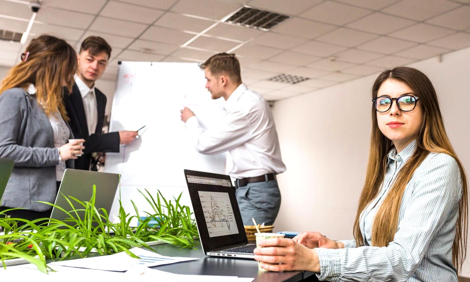 Entrepreneur analysant des données financières sur son ordinateur portable