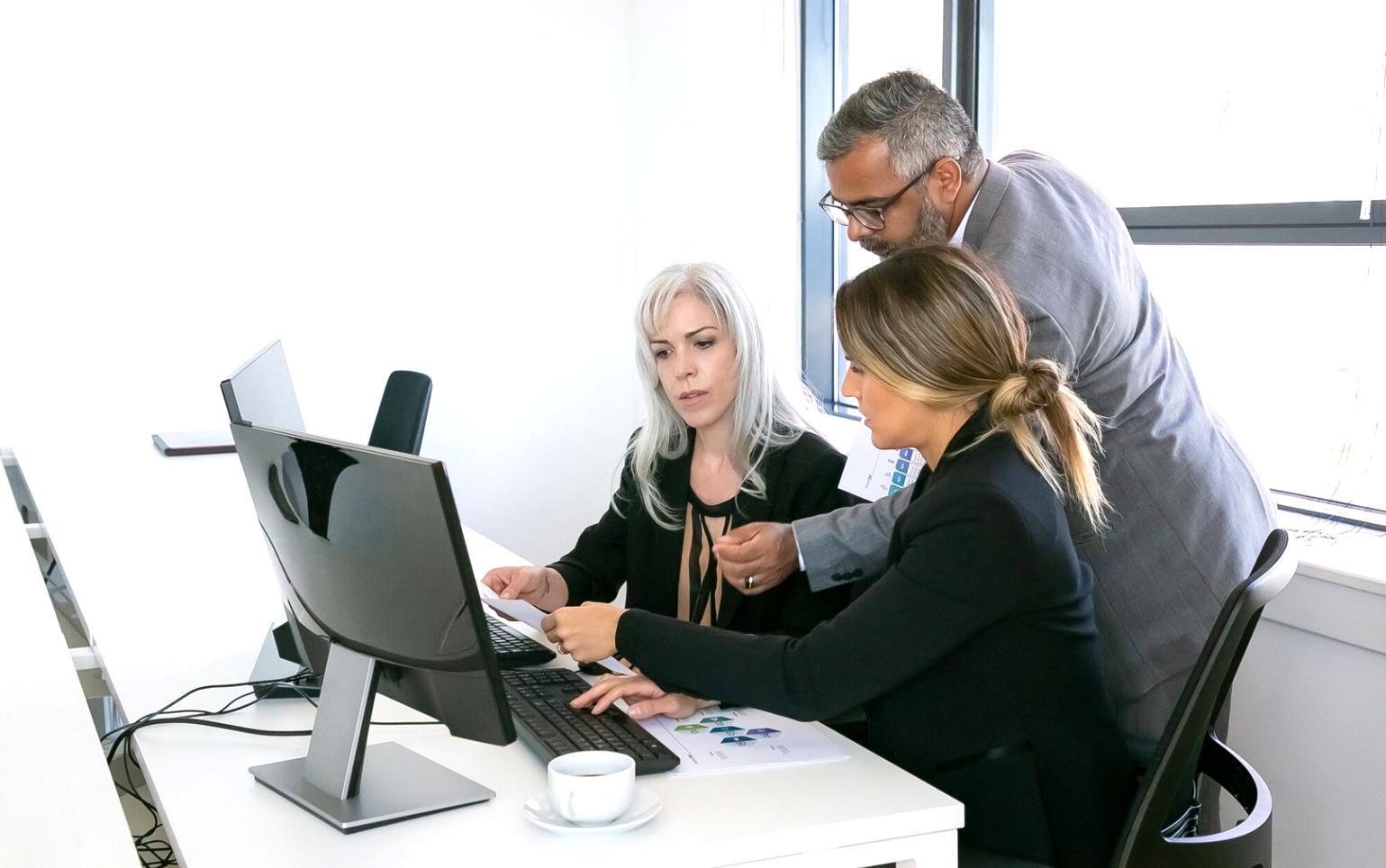 Salle de formation moderne avec participants engagés dans une session de finance d'entreprise